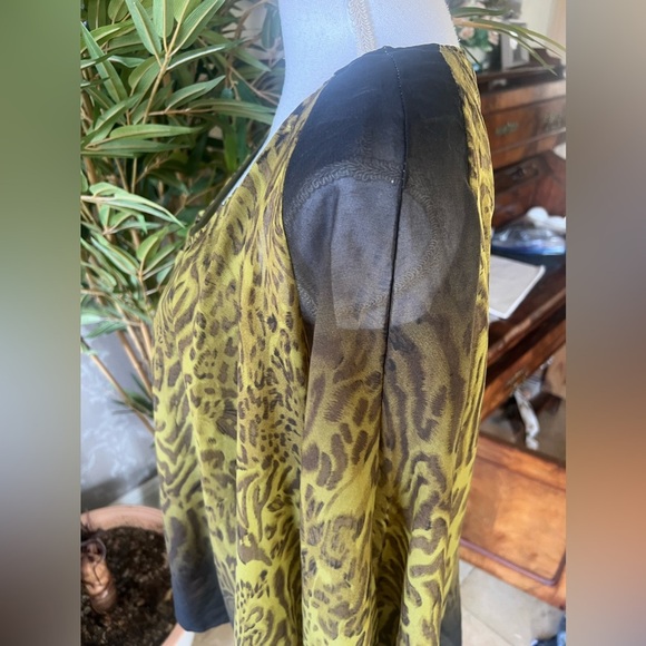 Urban Mangoz Medium ladies, 100% silk blouse, fully lined animal print pattern - Picture 9 of 12